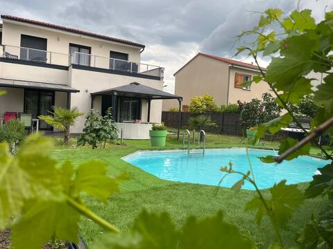 Beautiful very spacious house with sauna & pool.