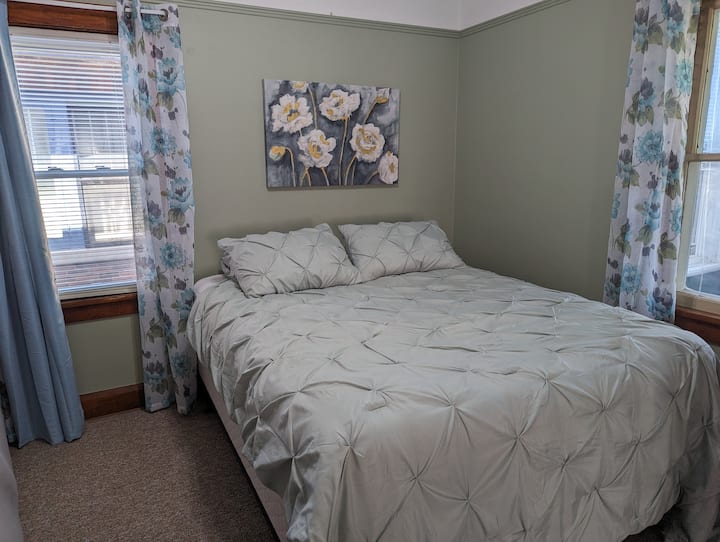 舒适的标准双人床，配有豪华床垫。 