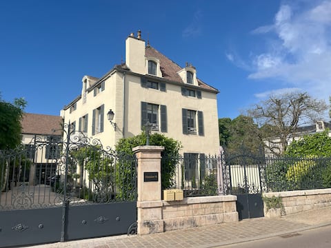 Deluxe house in the center of Meursault, air-conditioned, 5 bedrooms/5 bathrooms
