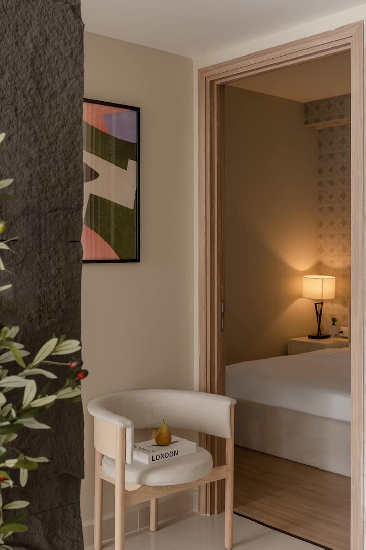 Kroz klizna vrata ući ćete u udobnu spavaću sobu s bračnim krevetom na kojem se nalazi madrac od memorijske pjene Remedy debljine 25 cm, posteljina hotelskog standarda i mekani jastuci. Za vašu udobnost na raspolaganju su vam ormar, vješalice i glačalo.