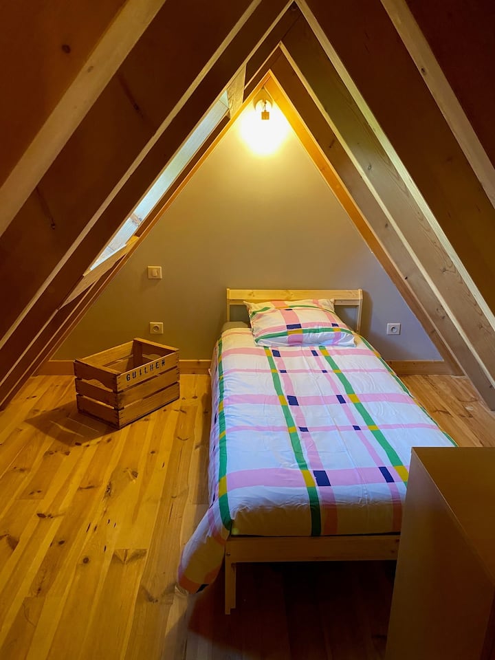 Ձեղնահարկի քնելու տարածքը, որը կարող է լրացուցիչ լինել երեխայի համար