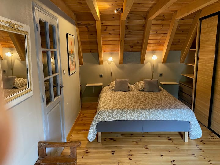 Ննջասենյակը ՝ ընդարձակ, հանգստացնող, իր երկտեղանի մահճակալով