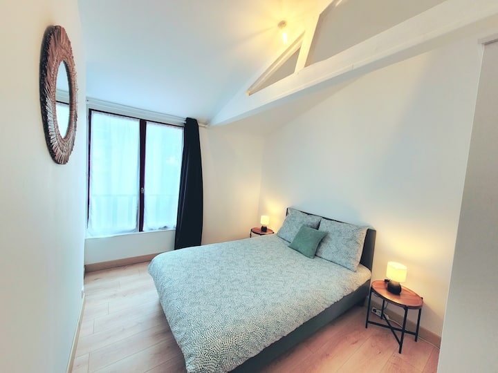 Svetlá a priestranná spálňa vybavená:
- manželská posteľ s pohodlným matracom s rozmermi 140 x 190 cm 
- veľkú šatníkovú skriňu na inštaláciu vašich vecí, 

aby bol váš pobyt čo najpohodlnejší.