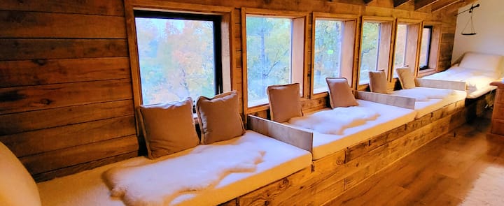 vitanda vizuri sana kwa watu wenye urefu wa hadi mita 1.91. Povu ni wiani mkubwa uliofunikwa na blanketi la kondoo ambalo linaongeza mtindo, starehe na huongeza uzoefu uliobaki.