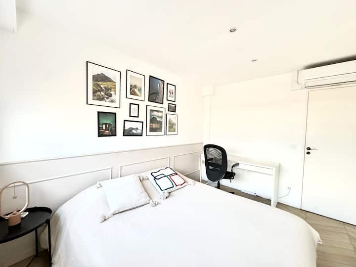 第二间卧室，配备1.6米宽双人床和电动百叶窗，可以完全遮光