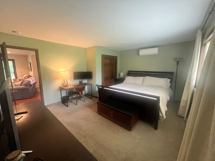 Დიდი ზომის საწოლი სამუშაო სივრცით სახლიდან და ტელევიზორით მომუშავე პირებისთვის