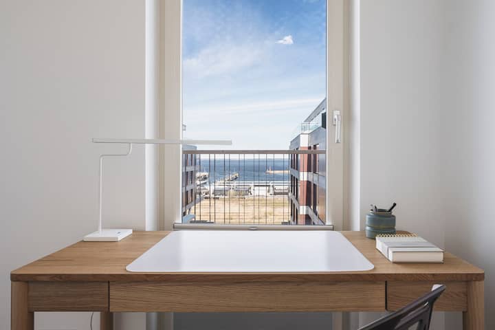 Z písacieho stola je výhľad na more