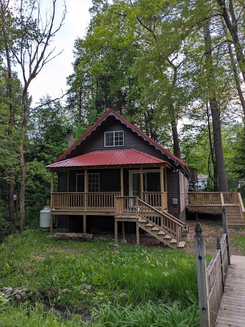Modern Chalet with Lake Access, Kayaking