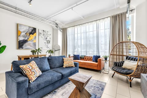 Top Airbnb: Cozy DTLA Condo | Rooftop Pool, Gym & Parking in Downtown