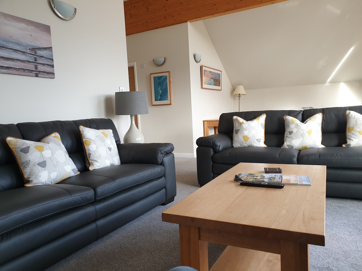 Successful Airbnb property: Entire, spacious modern house with use of leisure. in St. Columb Major