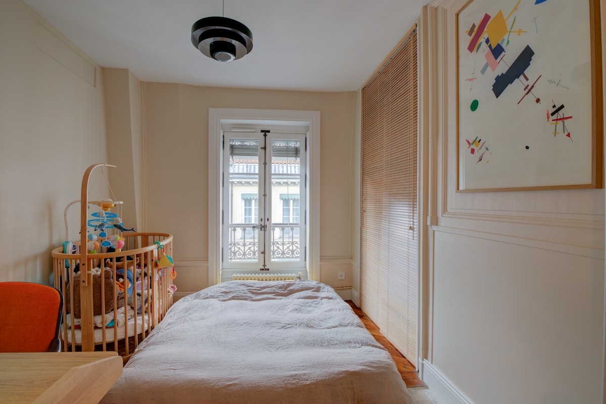 El segundo dormitorio con una cómoda cama doble supletoria (160 cm). Una cuna está disponible para los más pequeños. También encontrarás una oficina.