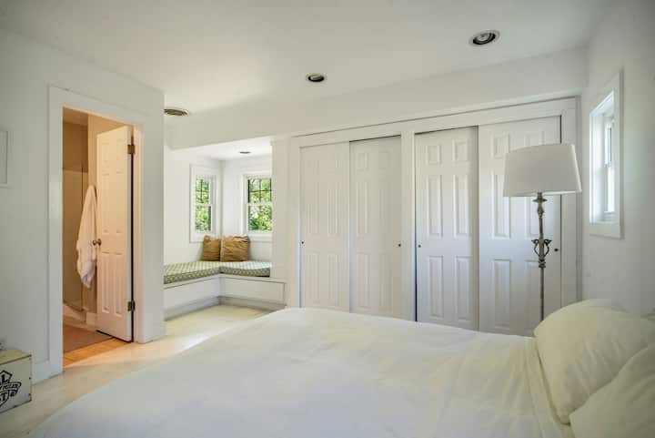 ห้องนอน 2 - ชั้นบน - เตียงควีนไซส์ห้องน้ำหน้าต่างพร้อมห้องน้ำในตัวพร้อมฝักบัว