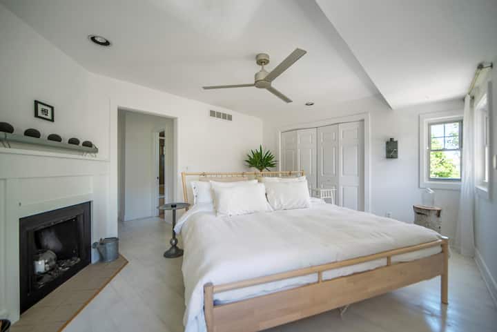 ห้องนอน 1 - หลัก - เตียงคิงไซส์พร้อมห้องน้ำในตัว