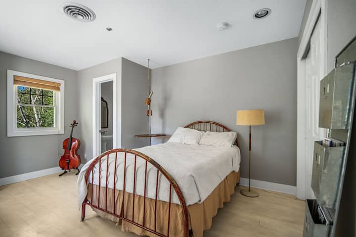 ห้องนอน 3 - ชั้นบน - เตียงคู่โต๊ะทำงานห้องน้ำในตัวพร้อมฝักบัวและโถสุขภัณฑ์