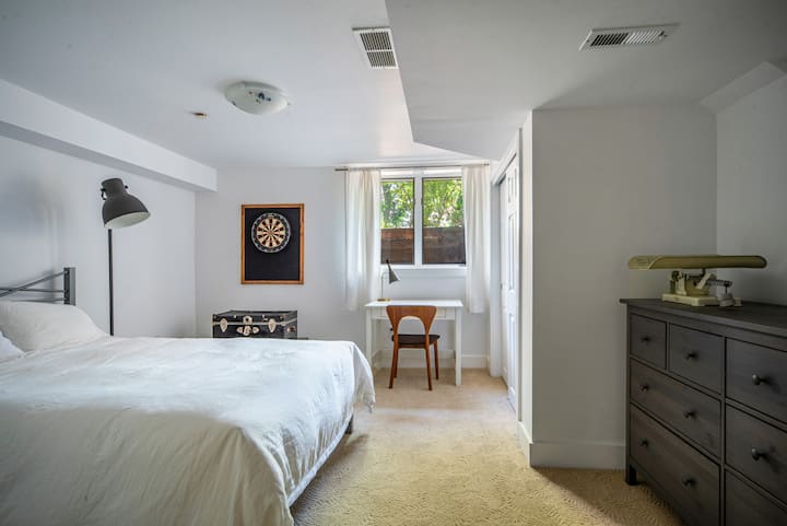 ห้องนอน 4 - ระดับสวน - เตียงควีนไซส์โต๊ะทำงานห้องน้ำในตัวพร้อมฝักบัวและโถสุขภัณฑ์