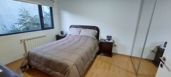 Chambre spacieuse, lumineuse, avec vue sur le jardin au rez-de-chaussée et les montagnes