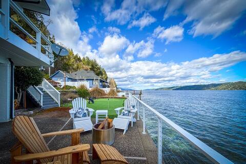 Cozy Retreat: Beachfront, Firepit, Huge Hot Tub!