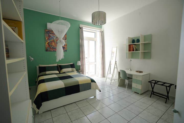 Chambre lumineuse avec balcon vue sur la mer.
