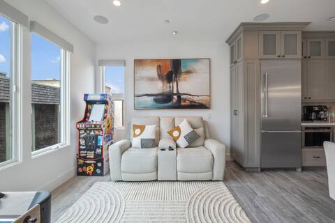 Modern Home | Beach Proximity