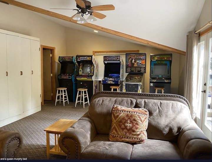 Na katu je igraonica/spavaća soba s bračnim krevetom.  Rael madrac. Murphyjev krevet je bijeli ormarić s lijeve strane.  Privatna kupaonica s kadom/tuš-kadom. 