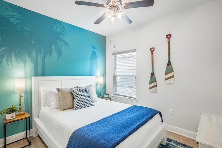 Dormitorio n .º 2: cama tamaño queen con sábanas de algodón de primera calidad, edredón y almohadas nuevas y suaves.