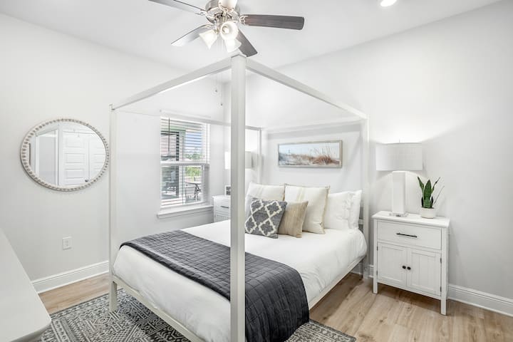 Dormitorio n .º 4: ubicado en la suite con entrada independiente tiene una nueva cama tamaño king con sábanas de algodón nuevas de primera calidad. Esta suite está adjunta al resto de la casa, pero se puede separar por su propia puerta interior y tiene su propia entrada exterior. 