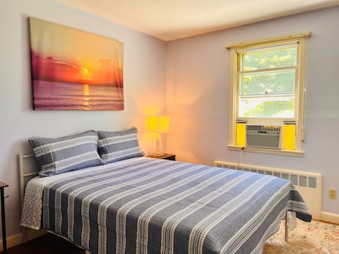 Cozy room in ranch house. Perfect location