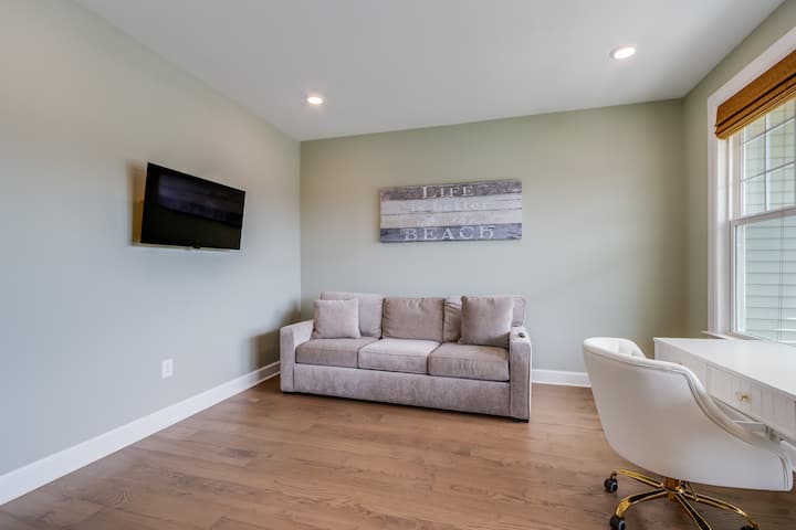 Საძინებელი 4 გასაშლელი დივნითა და სამუშაო მაგიდით