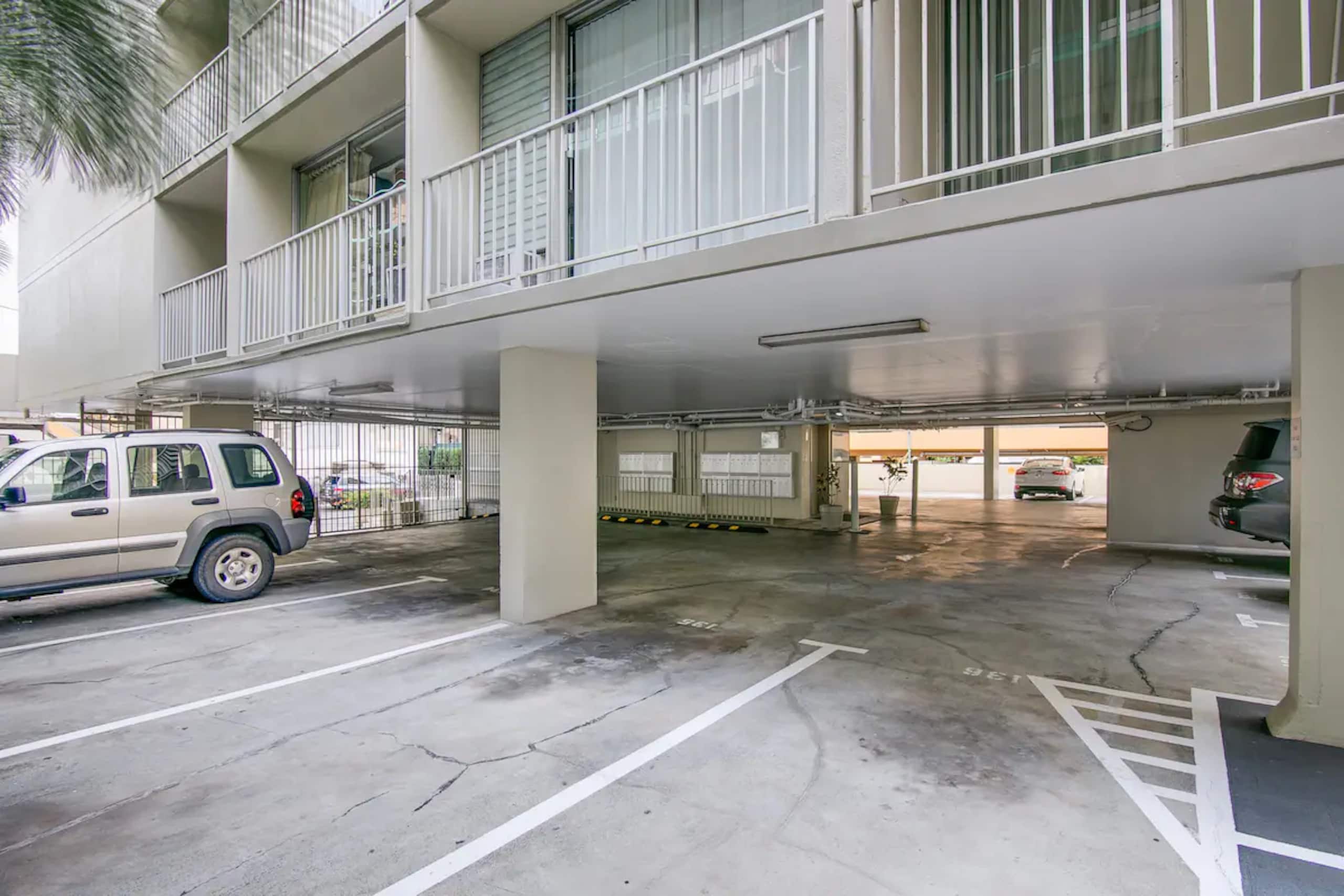 Condo in Honolulu · ★4.66 · Studio · 2 beds · 1 private bath - Image 24