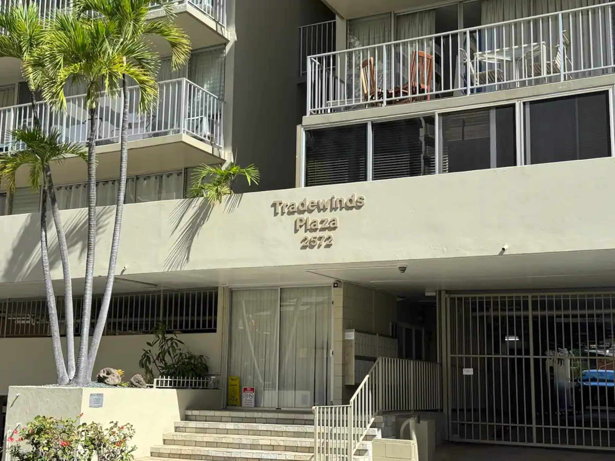 Condo in Honolulu · ★4.66 · Studio · 2 beds · 1 private bath - Image 32