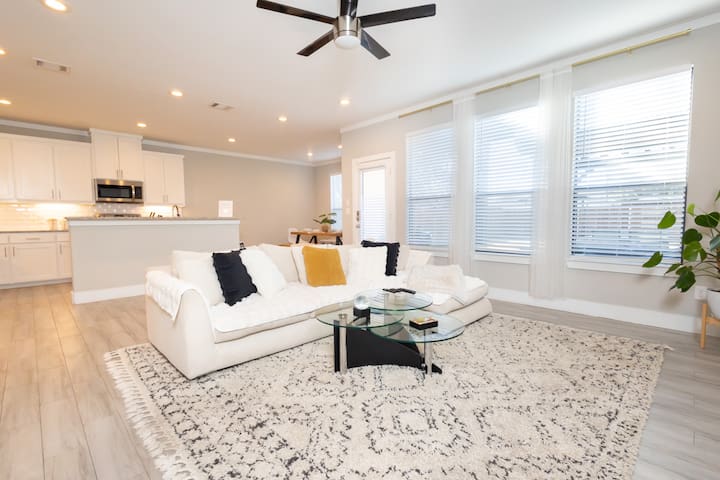 Spacious, luxurious, calming retreat w/ zen room gallery image 3