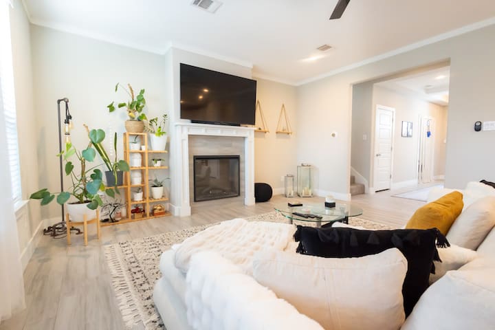 Spacious, luxurious, calming retreat w/ zen room
