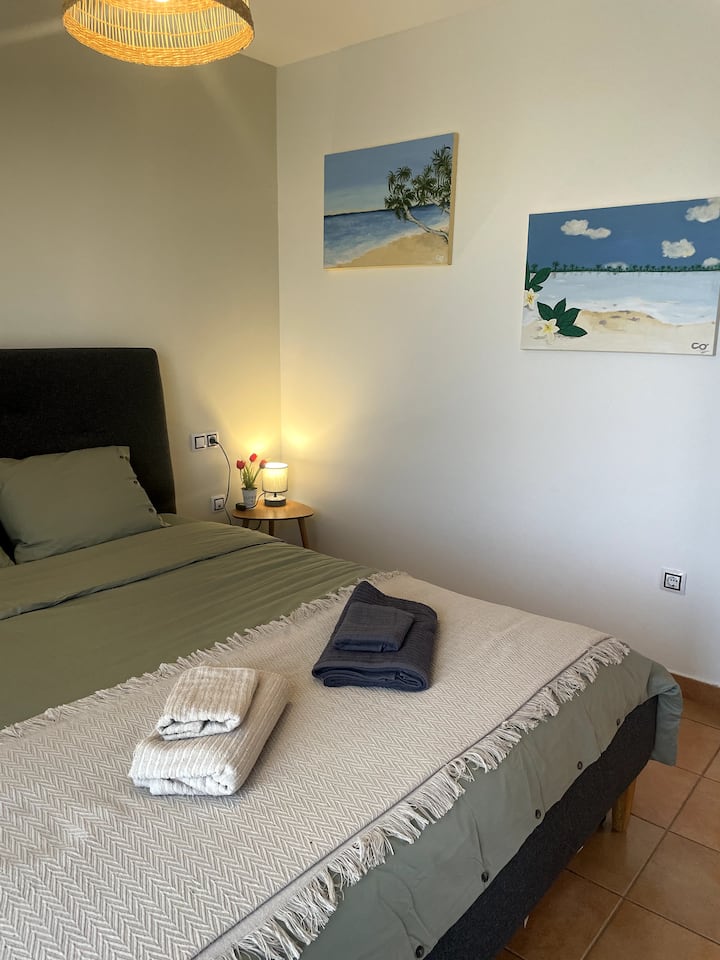 pekná izba s výhľadom do záhrady, manželská posteľ 160/200