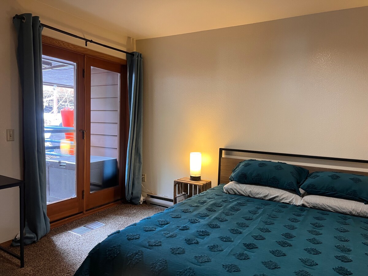 Chambre principale avec accès à l'arrière et beaucoup de soleil du matin