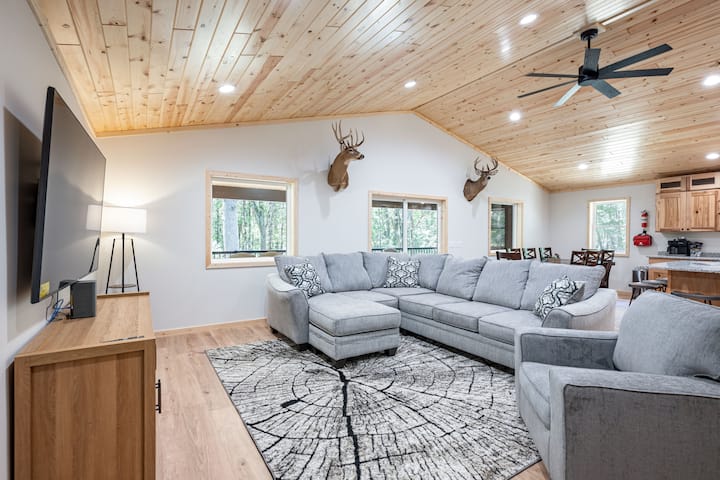 Beautiful New Lodge W/outdoor Fireplace & Firepit - Wisconsin Dells, WI
