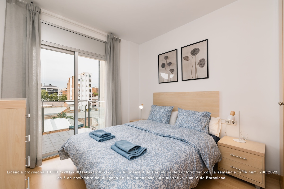 Пространа спална соба со излез на балкон 