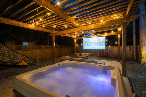 Luxury 22-Guest Stay: Hot Tub, Theater & Fire Pit