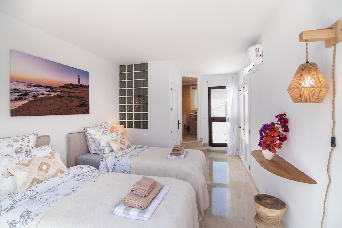 Леглата също могат да бъдат оформени в размер на 180 двойни легла.