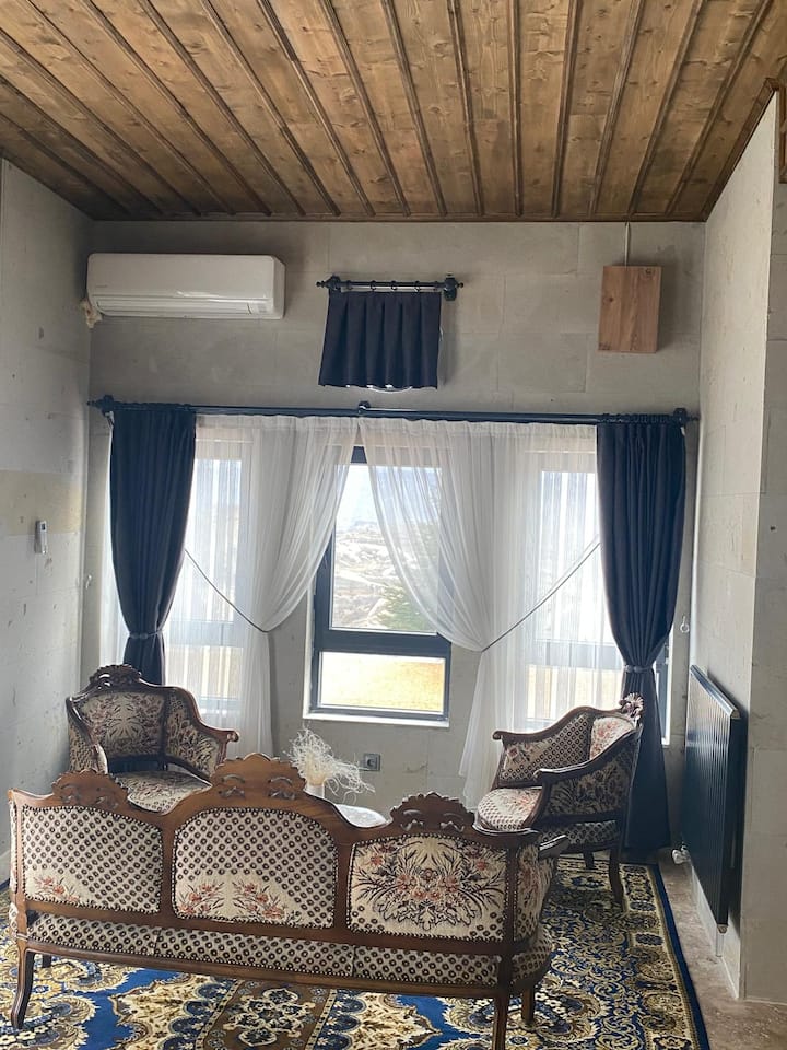 הסלון מציע סלון נוח עם ספה נוחה עם 3 חלקים ו -2 חלקים. אפשר להירגע בכל עונה עם מרחב נוסף למיטה ומיזוג אוויר. כל הצרכים שלכם מסופקים עם אינטרנט Wi-Fi ומערכת חימום גז טבעי עם דוד קומבי.