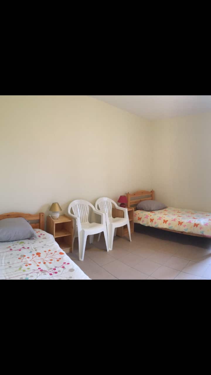 2 krevate tek 90, tavolinë pune, gardërobë dhe rafte, lojëra tavoline. 