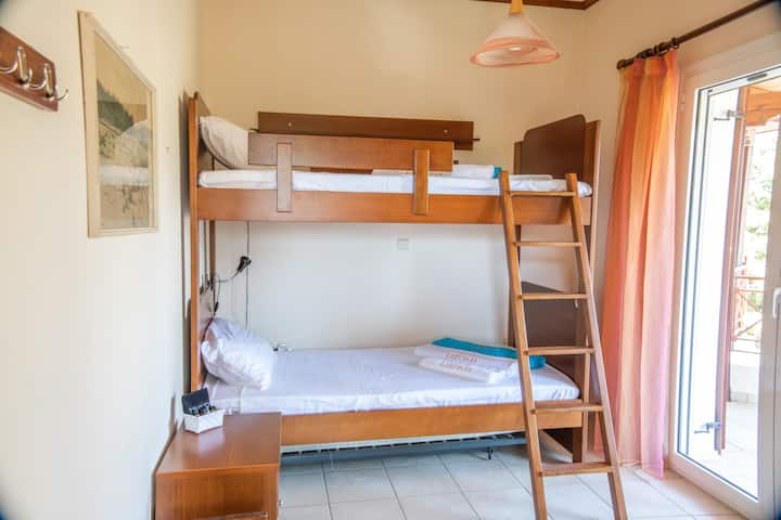 חדר שינה עם 4 מיטות קומתיים ומרפסת פרטית המשקיפה על ההרים