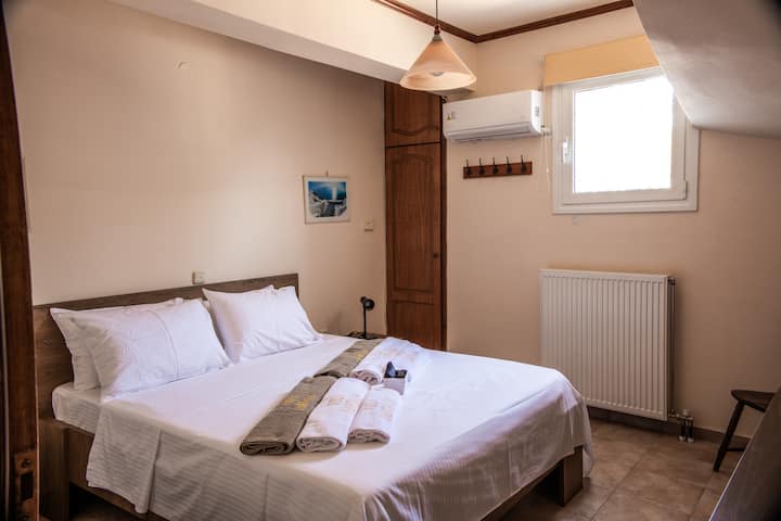 חדר שינה 3 בקומת הקרקע עם מיטת קווין סייז נוחה וגישה לחדר רחצה 