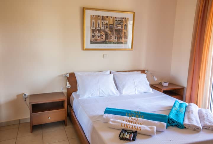 חדר שינה 1 בקומה הראשונה עם מיטת קווין נוחה ומרפסת פרטית המשקיפה על ההרים 