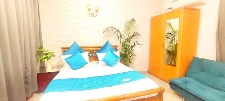 Bedroom on lower floor one floor below the entrance