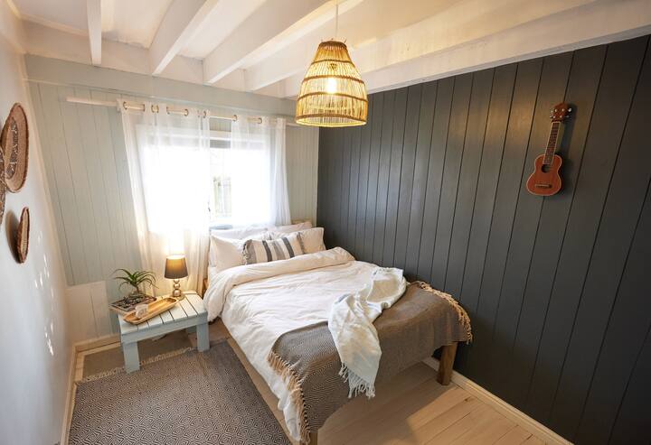 Një krevat i vogël dopio në dhomën e katit të poshtëm me televizor. Llambë pranë krevatit dhe temë 'plazh afrikan'. Dollap me rafte. Grilat e bllokuara dhe krevati janë pak më të larta për të akomoduar të moshuarit që kanë vështirësi të përkulen.