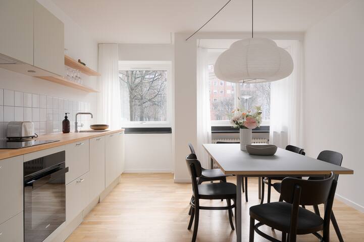 Queens Courtyard 2BR XL by Daniel&Jacob’s gallery image 3