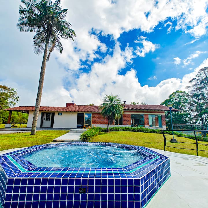 House for 6 and Jacuzzi in Filandia