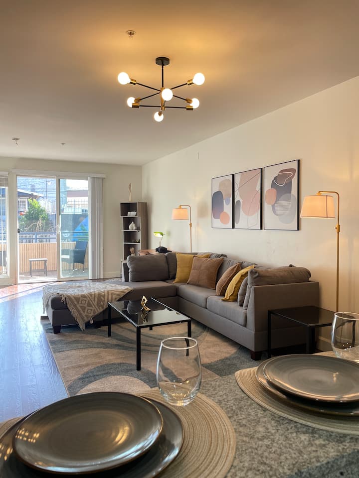 Comfy 2 Bed W/ Parking In Ktown - Beverly Hills, CA