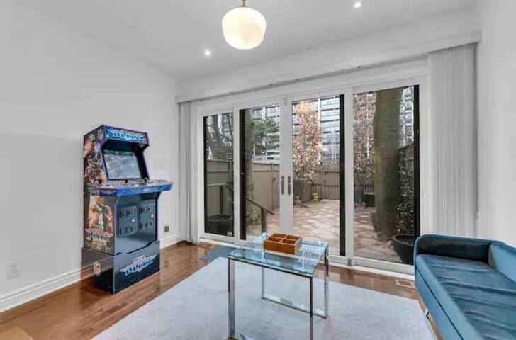 Cozy Retreat: Arcade, Comfy Beds, Full Amenities! gallery image 2