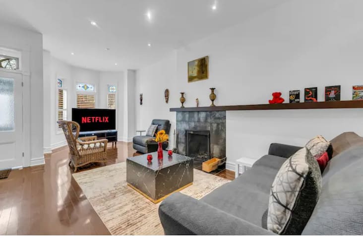 Cozy Retreat: Arcade, Comfy Beds, Full Amenities!